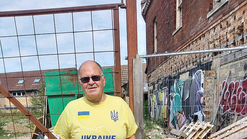 Peter Gane outside White Lion, Cheriton