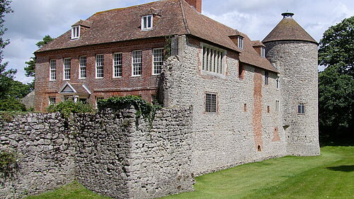 Westernhanger Castle [Ian Knox, CC BY-SA 2.0 <https://creativecommons.org/licenses/by-sa/2.0>, via Wikimedia Commons]