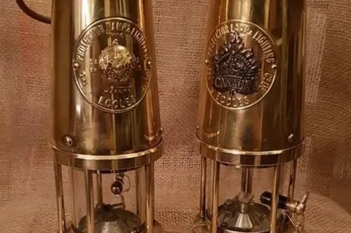 "Maple & Tommy" WW1 replica lanterns: The Canadian ”Maple” Lantern incorporates an original WW1 Canadian Maple Leaf cap badge as its emblem. The British “Tommy” Lantern has an original WW1 brass British general service uniform button as its emblem.
